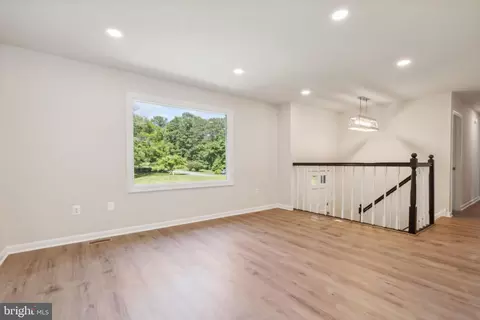 Living - 6734 Steity Ln, Manassas, VA 20111 photo 2 of 6