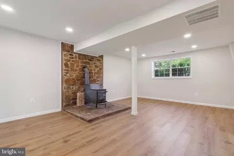 Living - 6734 Steity Ln, Manassas, VA 20111 photo 3 of 6