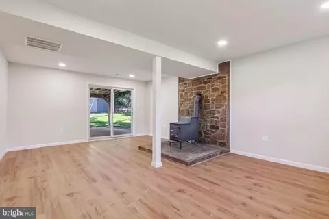 Living - 6734 Steity Ln, Manassas, VA 20111 photo 4 of 6