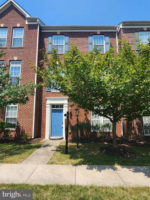 2157 Potomac Club Pkwy, Woodbridge, VA 22191