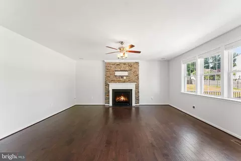 Living - 3255 Kira Ct, Triangle, VA 22172 photo 3 of 8