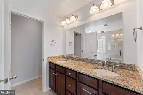 Bath - 3255 Kira Ct, Triangle, VA 22172 photo 3 of 8