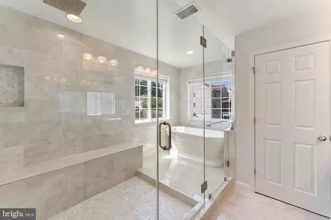 Bath - 3255 Kira Ct, Triangle, VA 22172 photo 4 of 8