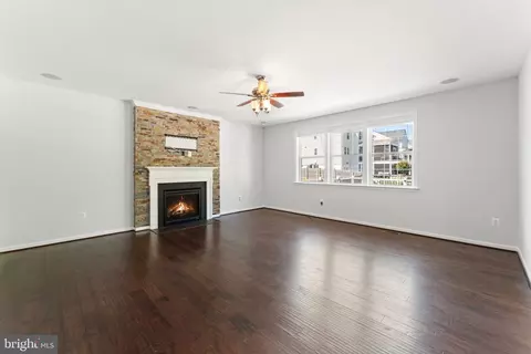 Living - 3255 Kira Ct, Triangle, VA 22172 photo 4 of 8