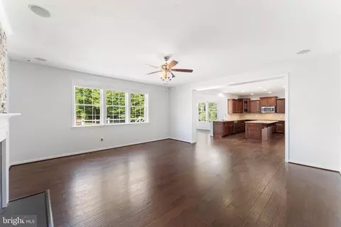 Living - 3255 Kira Ct, Triangle, VA 22172 photo 6 of 8