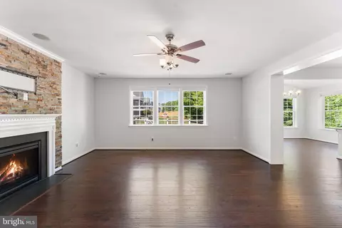 Living - 3255 Kira Ct, Triangle, VA 22172 photo 5 of 8
