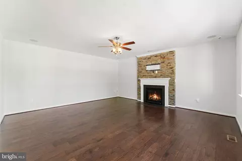 Living - 3255 Kira Ct, Triangle, VA 22172 photo 2 of 8