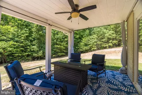 Exterior - 16138 Dancing Leaf Pl, Dumfries, VA 22025 photo 6 of 18