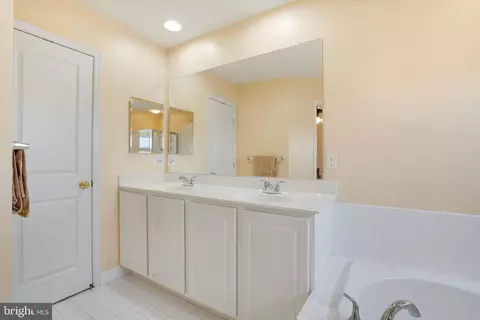 Bath - 9013 Ribbon Falls Loop, Bristow, VA 20136 photo 2 of 4