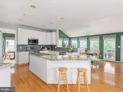 Kitchen - 5422 Heredity Ln, Gainesville, VA 20155 photo 4 of 4