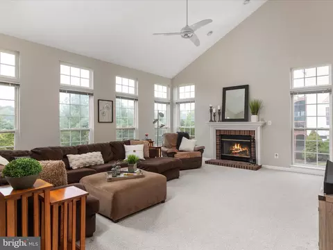 Living - 5422 Heredity Ln, Gainesville, VA 20155 photo 5 of 8