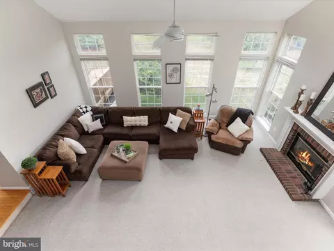 Living - 5422 Heredity Ln, Gainesville, VA 20155 photo 6 of 8
