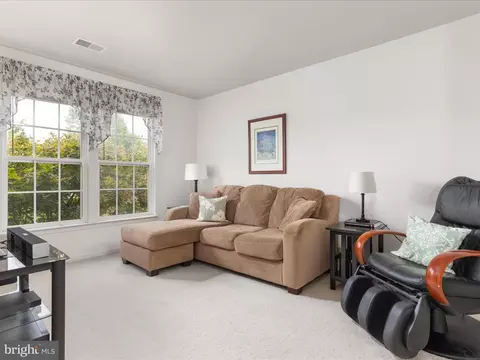 Living - 5422 Heredity Ln, Gainesville, VA 20155 photo 7 of 8