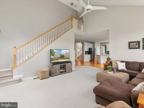 Living - 5422 Heredity Ln, Gainesville, VA 20155 photo 4 of 8