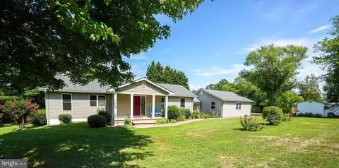 8132 Hillcrest Dr, Manassas, VA 20111