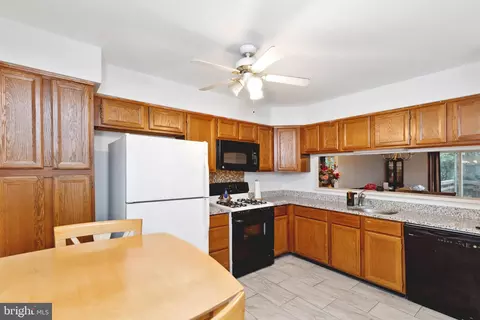 1934 Heatherbrook Ct, Woodbridge, VA 22192 photo 3
