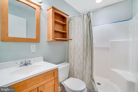 Bath - 9725 Damascus Dr, Manassas, VA 20109 photo 2 of 3