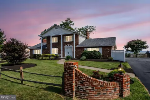 915 Bay Cir, Woodbridge, VA 22191