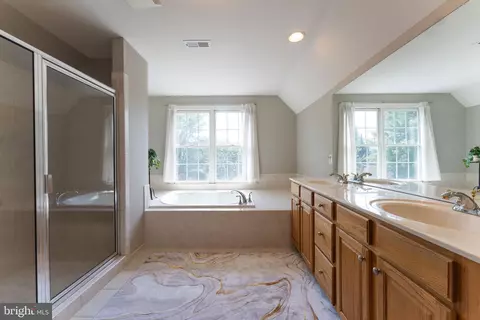 Bath - 8154 Snead Loop, Gainesville, VA 20155 photo 2 of 5