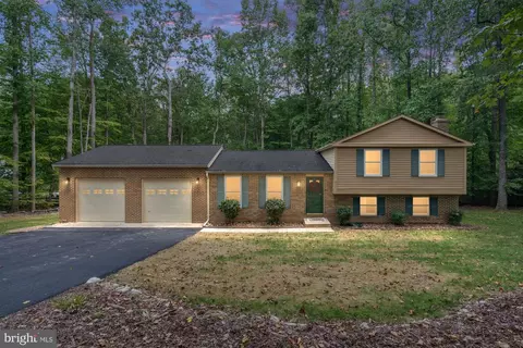 8008 Gracie Dr, Manassas, VA 20112
