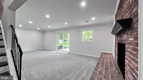 Living - 10017 Copeland Dr, Manassas, VA 20109 photo 2 of 5