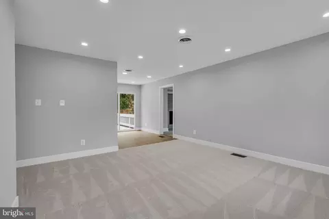 Living - 1301 E St, Woodbridge, VA 22191 photo 1 of 5