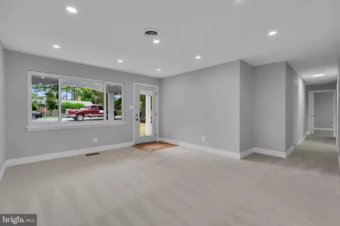 Living - 1301 E St, Woodbridge, VA 22191 photo 3 of 5