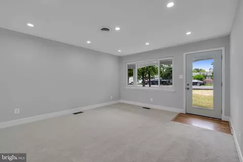 Living - 1301 E St, Woodbridge, VA 22191 photo 2 of 5