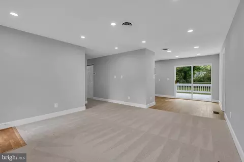 Living - 1301 E St, Woodbridge, VA 22191 photo 4 of 5