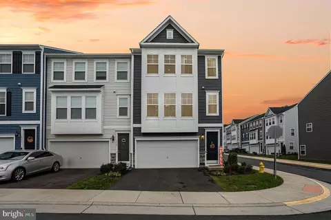 18236 Summit Pointe Dr, Triangle, VA 22172