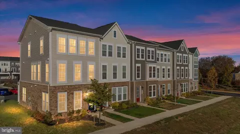 6746 Upland Manor Dr, Gainesville, VA 20155