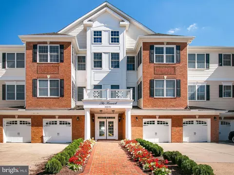 15221 Royal Crest Dr #206, Haymarket, VA 20169