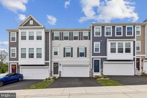 18267 Summit Pointe Dr, Triangle, VA 22172