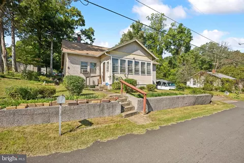 18516 Corby St, Triangle, VA 22172