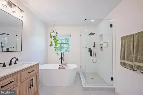 Bath - 18904 White Oak Dr, Triangle, VA 22172 photo 4 of 5