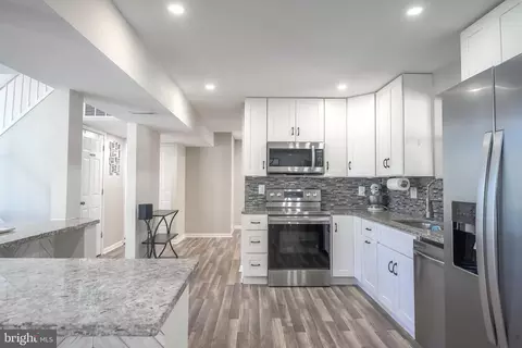 Kitchen - 18904 White Oak Dr, Triangle, VA 22172 photo 3 of 5