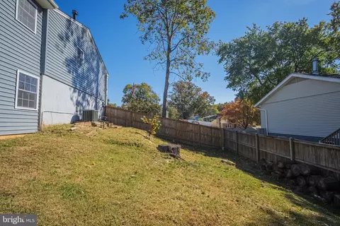 Exterior - 18904 White Oak Dr, Triangle, VA 22172 photo 5 of 11