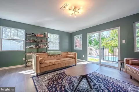 Living - 18904 White Oak Dr, Triangle, VA 22172 photo 2 of 2
