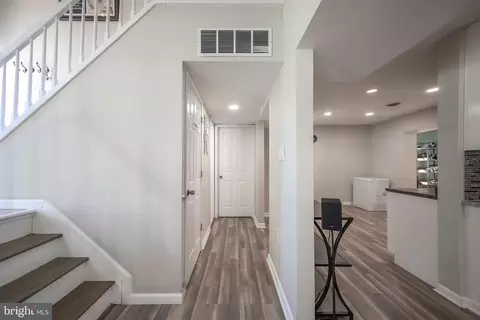 Entry Way - 18904 White Oak Dr, Triangle, VA 22172 photo 3 of 11
