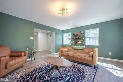 Living - 18904 White Oak Dr, Triangle, VA 22172 photo 1 of 2