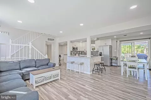 Entry Way - 18904 White Oak Dr, Triangle, VA 22172 photo 1 of 11
