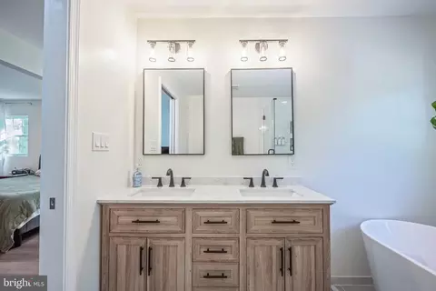 Bath - 18904 White Oak Dr, Triangle, VA 22172 photo 5 of 5
