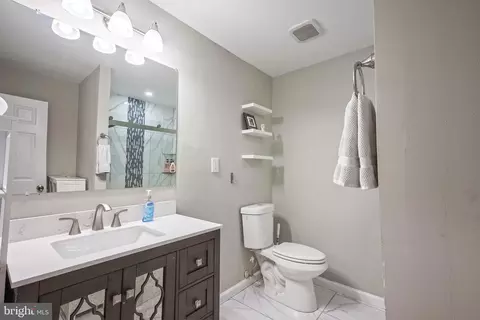 Bath - 18904 White Oak Dr, Triangle, VA 22172 photo 2 of 5