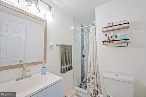 Bath - 18904 White Oak Dr, Triangle, VA 22172 photo 1 of 5