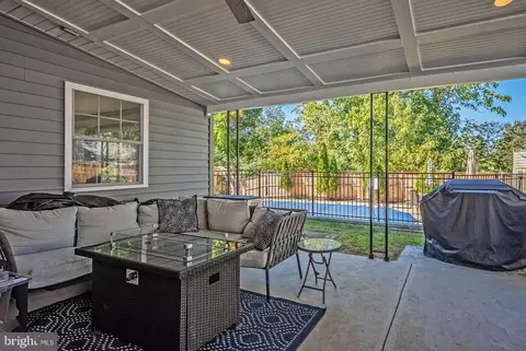 Exterior - 18904 White Oak Dr, Triangle, VA 22172 photo 3 of 11