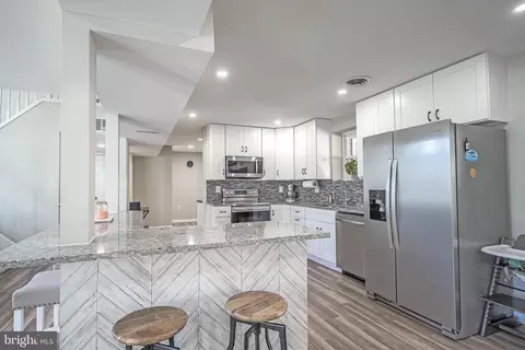 Kitchen - 18904 White Oak Dr, Triangle, VA 22172 photo 2 of 5