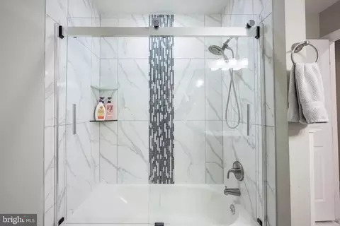 Bath - 18904 White Oak Dr, Triangle, VA 22172 photo 3 of 5