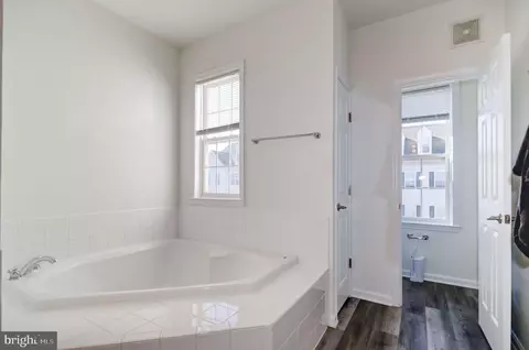 Entry Way - 6807 Sabbarton Pl, Gainesville, VA 20155 photo 4 of 4
