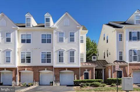 6807 Sabbarton Pl, Gainesville, VA 20155