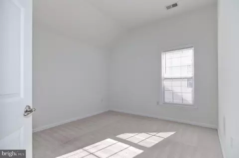 Bedroom - 6807 Sabbarton Pl, Gainesville, VA 20155 photo 5 of 9